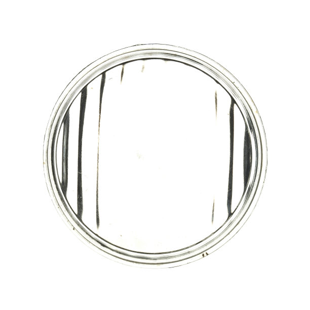 大圆形透明玻璃从旧汽车大灯孤立在白色背景。图片下载