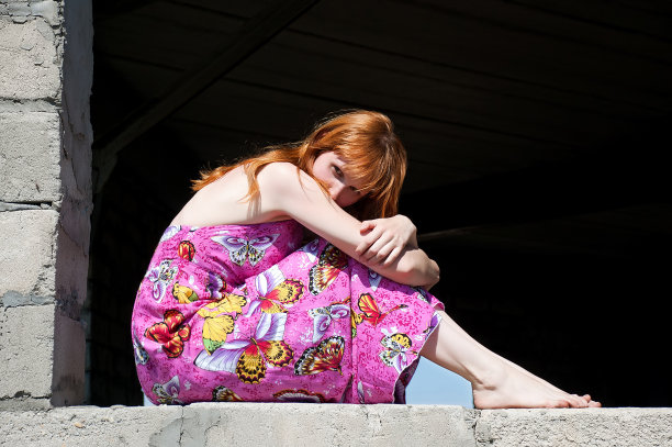 红发女孩很孤独图片下载