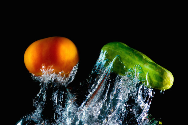 番茄落入水中是抽象的图片下载