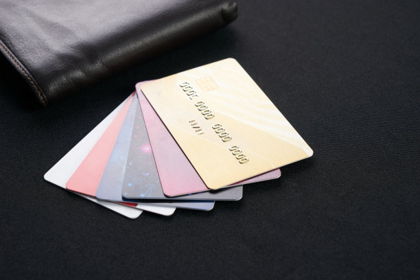 棕色皮革钱包，有信用卡，借记卡和折扣卡图片下载