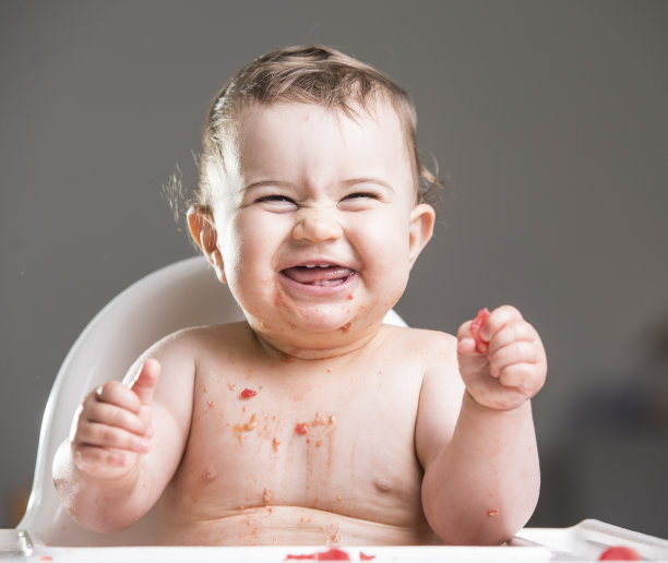 可爱的小女孩在吃饭的时候笑图片下载