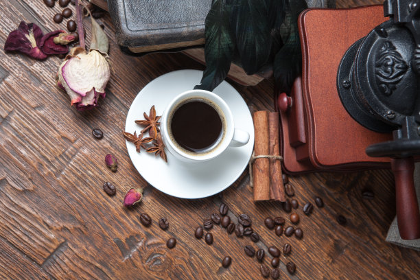 一杯咖啡，干玫瑰和磨粉机图片下载