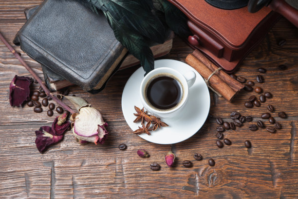 一杯咖啡，干玫瑰和磨粉机图片下载