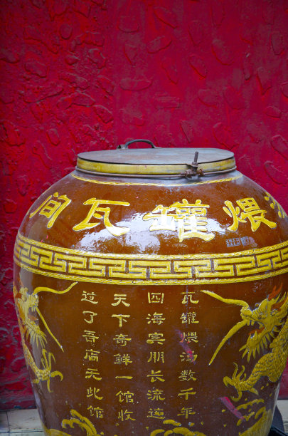 中国传统红花瓶图片下载