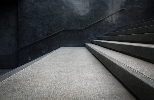 楼梯和混凝土或大理石墙壁上的栏杆的视角。素材图片