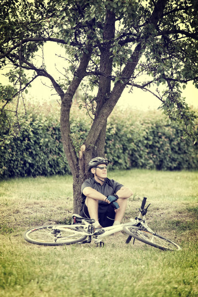 骑摩托车的人休息图片下载