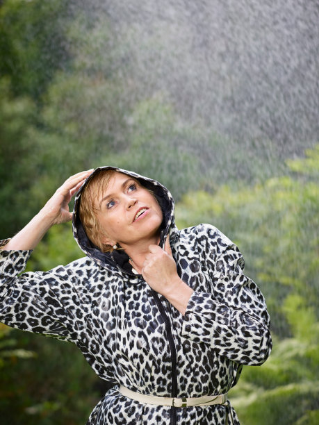 女人和雨衣图片下载