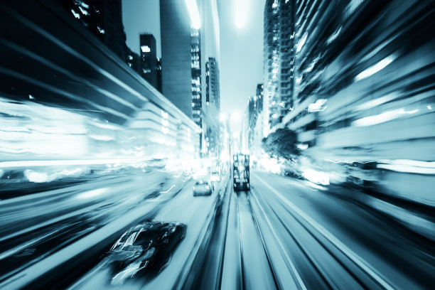 夜晚在城市中行驶的车辆灯光模糊图片下载