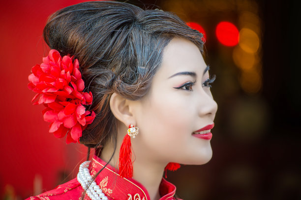 中国女孩穿着中国传统旗袍祝福图片下载