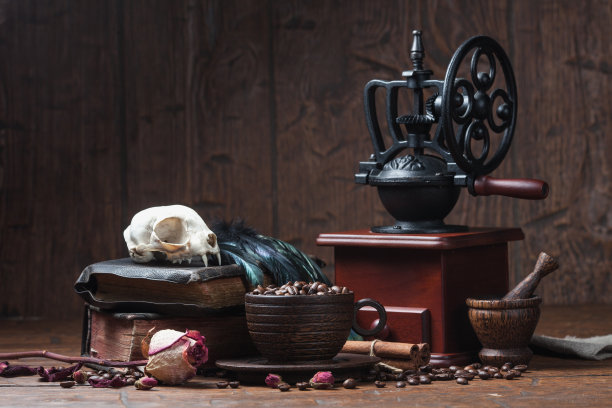 一杯咖啡，干玫瑰和磨粉机图片下载