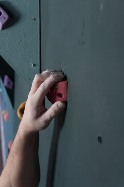 手攀登者紧紧抓着钩爬上健身房图片下载