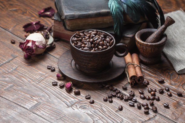 一杯咖啡，干玫瑰和磨粉机图片下载