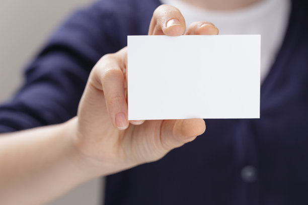 在镜头前拿着空名片的少女图片下载