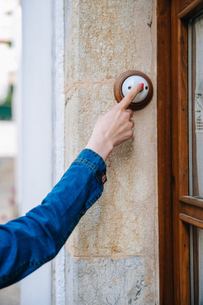 女孩按了门铃素材图片