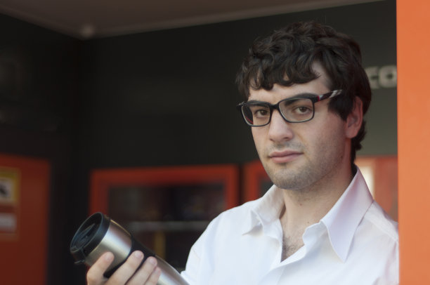 优雅的男人和他的咖啡保温瓶图片下载