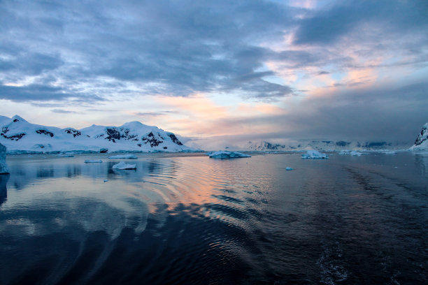 南极洲内科港附近的冰山和美丽的风景图片下载
