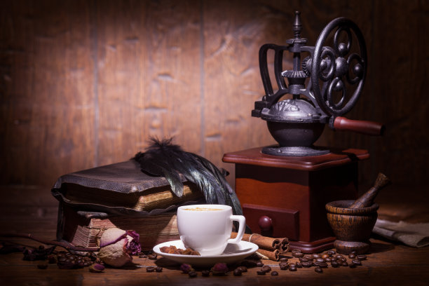 一杯咖啡，干玫瑰和磨粉机图片下载