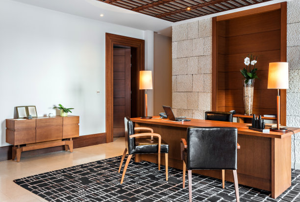 复古的办公室室内办公桌和扶手椅素材图片