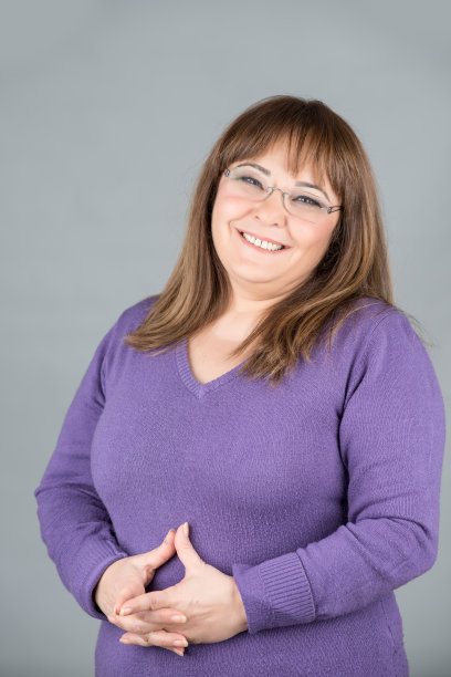 戴着眼镜的快乐胖女人微笑着图片下载