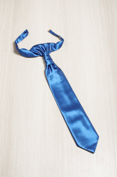 白色木地板上的时尚领带图片下载