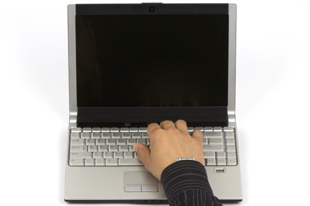 人的手在笔记本电脑键盘和黑屏显示器图片下载