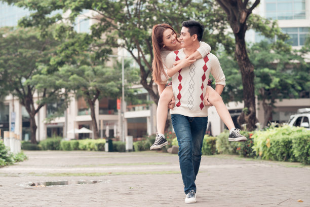 带着女朋友图片下载