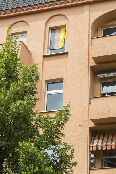 德国柏林一扇窗户上的德国国旗图片下载