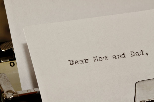 亲爱的妈妈和爸爸用旧打字机打字图片下载