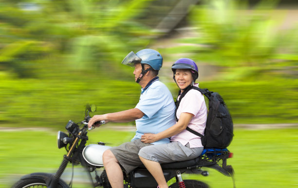 老年夫妇骑摩托车，动感背景图片下载