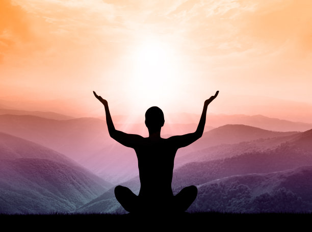 瑜伽和冥想。山上一个人的剪影。素材图片