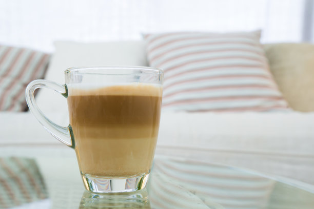 拿铁杯放在客厅的桌子上图片下载