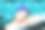 一个在游泳池里笑的孩子的肖像。图片下载