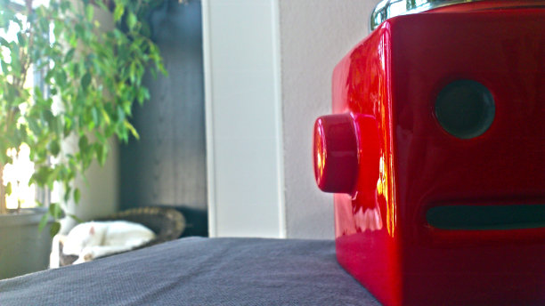 红色面临烟灰缸图片下载