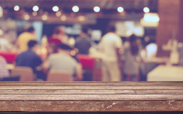 空的木质桌面餐厅模糊与散景背景图片下载