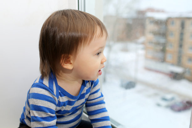 婴儿望着窗外图片下载