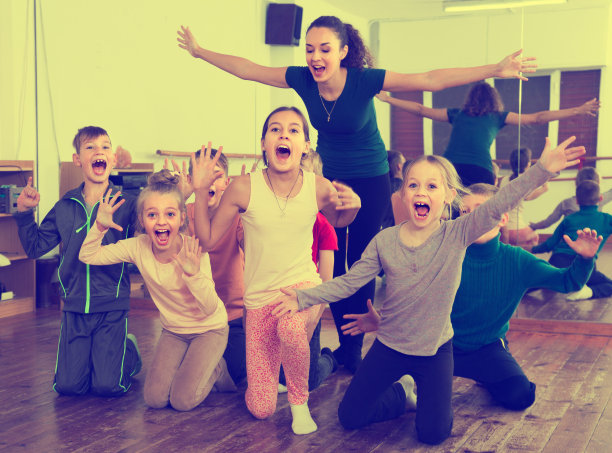 孩子们在舞蹈课上摆姿势素材图片