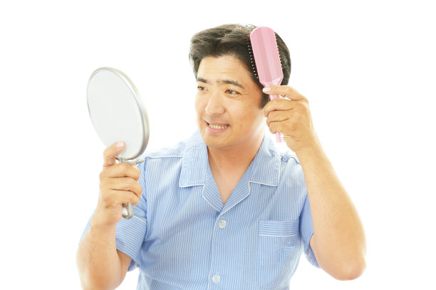 男人在梳头图片下载