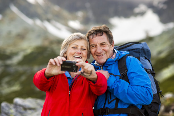 高级夫妇徒步旅行图片下载