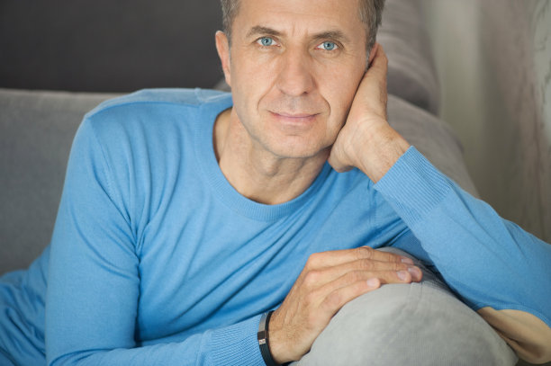 英俊健康的男人在沙发上休息图片下载