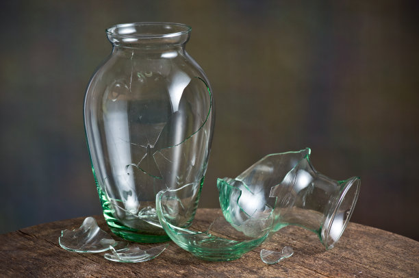 破碎的玻璃花瓶图片下载