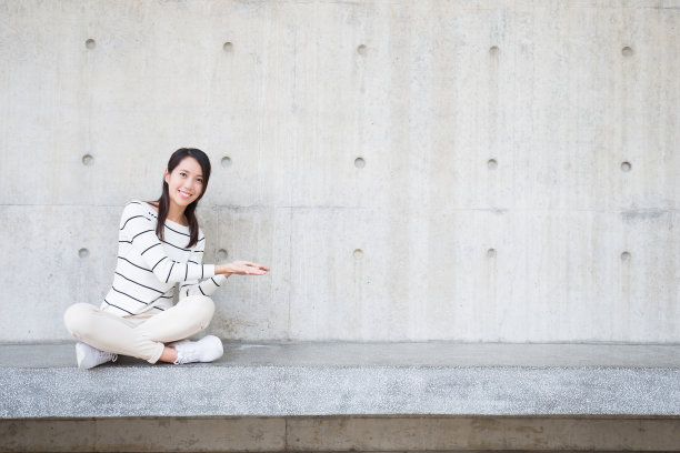 美女微笑而坐图片下载
