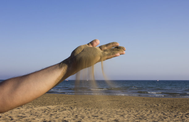 海沙流过一个人的手图片下载