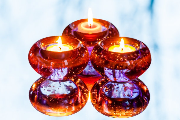 三支蜡烛和镜子里的倒影图片下载