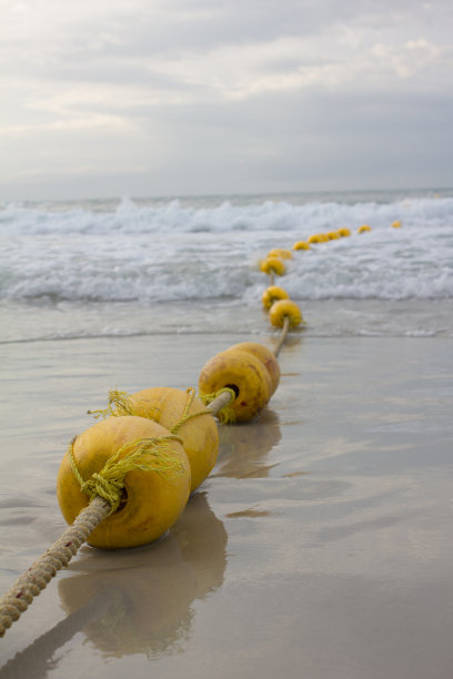 浮在海滩和海浪上图片下载