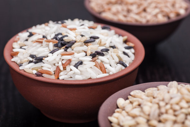 谷物，大米，黑米，糙米在中国碗素材图片
