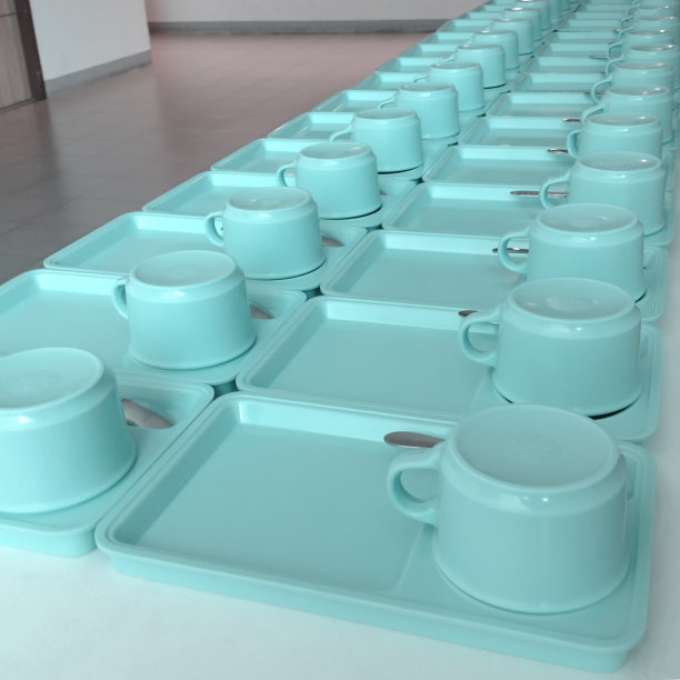 咖啡杯在桌子上图片下载