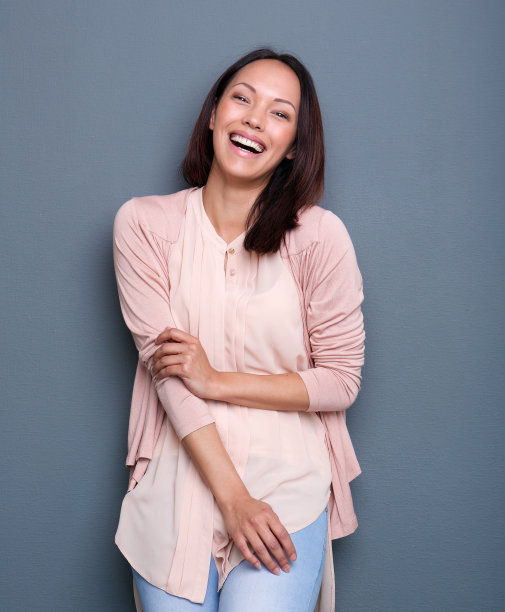 美丽的年轻亚洲女人微笑图片下载