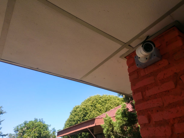 屋顶下的监控摄像头有蓝天背景图片下载