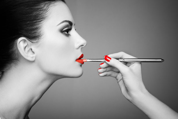 女人涂口红的黑白照片图片下载