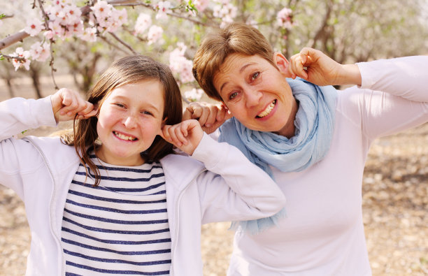 快乐的女儿和母亲在户外。母亲的一天。图片下载